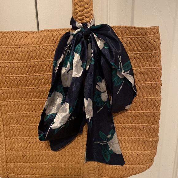 Draper James straw bag with navy floral scarf. - Picture 2 of 3